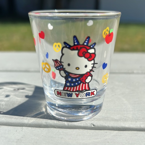 Hello Kitty NYC Shot Glasses - Picture 2 of 8